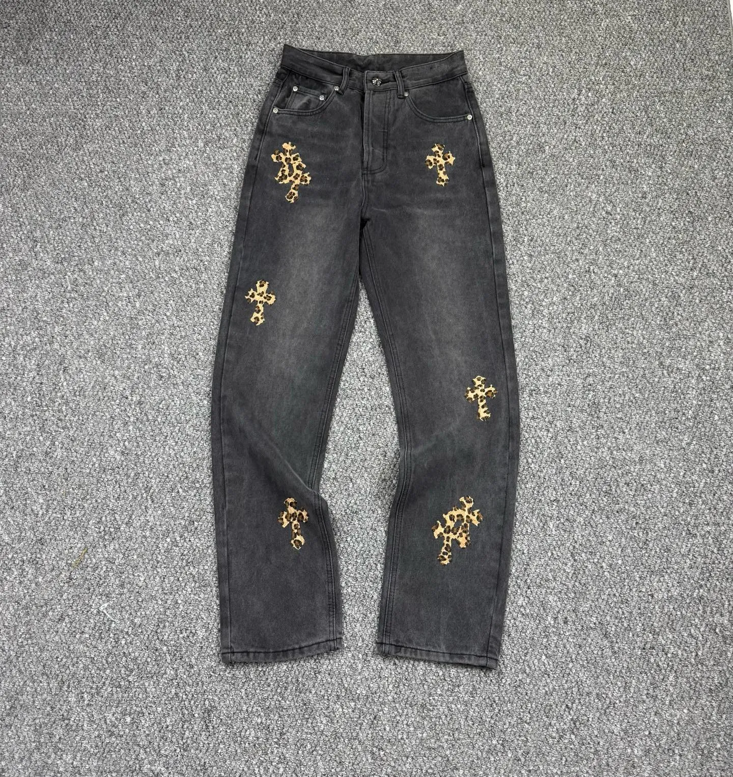 P240 model number: H859 Chrome Hearts CH Chrome Hearts black leopard print leather jeans! The counter price is 4W level, the patchwork is embellished with cross patterns, and the jeans are washed! !  An absolutely high-end luxury product, a 1.9W-level god-level single product, a super popular product, made by top heavy industry, a magic weapon that cannot be missed! [About Zangyin] This is an extremely luxurious fashion brand that can also be called the aristocracy of the high street. It has always been an exclusive brand for some hipsters or rich second generations. Compared with ordinary high streets, it is more luxurious and noble. Compared with luxury brands, it has a more fashionable personality and has always been a brand that I have a special liking for. -Color: black -Size: 28-30-32-34-36